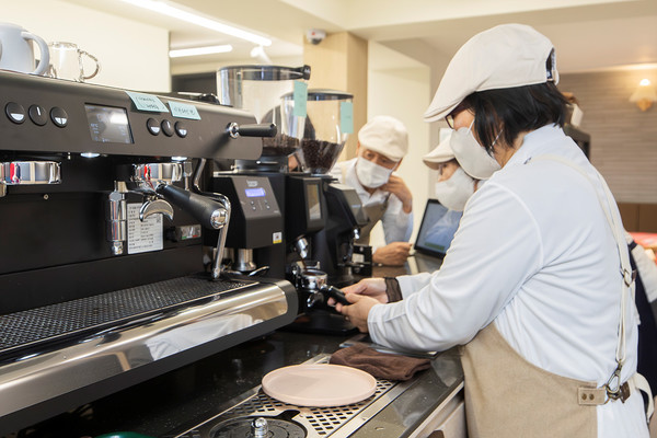 '용왕산 숲속카페'에서 음료를 제조하고 있는 일자리사업 어르신