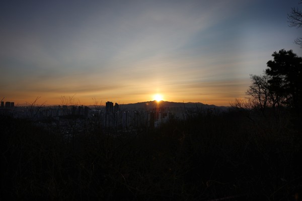 매봉산에 정상에서 바라본 새해 첫 일출. 매봉산에서 2026년 첫 일출이 서울 도심 위로 떠오르고 있다
