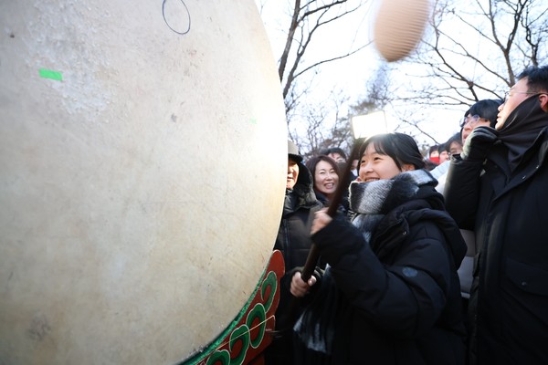 청소년의 힘찬 북소리. 청소년 참가자가 힘차게 북을 두드리며 새해 소망을 기원하고 있다
