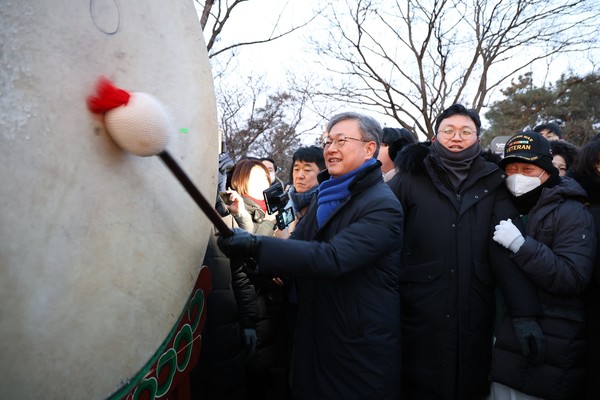 장인홍 구로구청장(가운데)의 대북타고. 장인홍 구청장이 대북을 울리며 새해 출발을 알리고 있다
