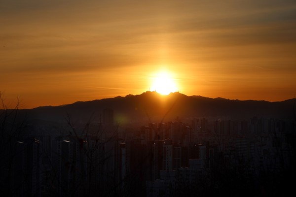매봉산 위로 펼쳐진 일출 전경. 매봉산 정상에서 바라본 2026년 새해 아침 일출 전경이다.