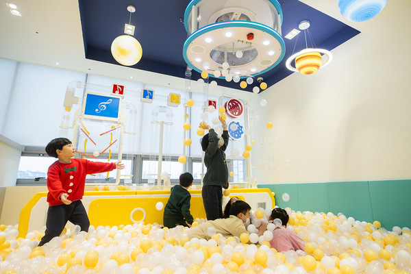 서울형 키즈카페 신월5동점 볼풀머신에서 아이들이 즐거워하는 모습