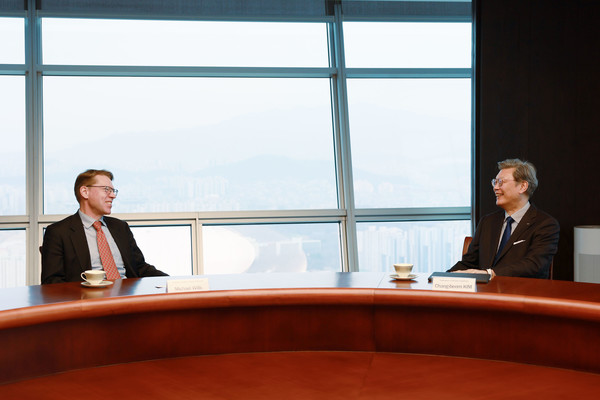 김창범 한국경제인협회 부회장(오른쪽)이 10일 FKI타워 한국경제인협회를 방문한 마이클 윌스 전미아시아연구소(NBR) 소장을 만나 주요 현안과 양국 간 경제협력 강화 방안에 대해 논의했다