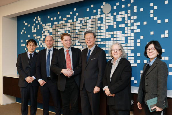 김창범 한국경제인협회 부회장(왼쪽 네번째)이 10일 FKI타워 한국경제인협회를 방문한 마이클 윌스 전미아시아연구소(NBR) 소장(왼쪽 세번째)을 비롯한 참석자들과 기념촬영을 하고 있다