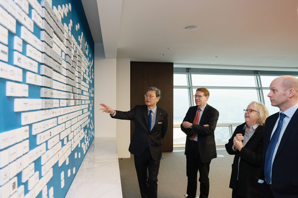 김창범 한국경제인협회 부회장(왼쪽)이 10일 FKI타워 한국경제인협회를 방문한 마이클 윌스 전미아시아연구소(NBR) 소장 일행에게 회원사를 소개하고 있다