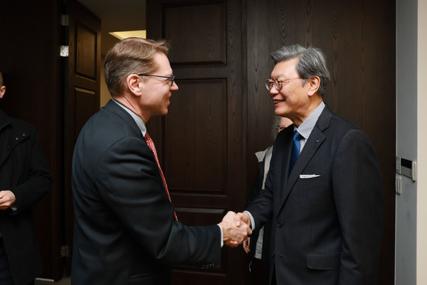 김창범 한국경제인협회 부회장(오른쪽)이 10일 FKI타워 한국경제인협회를 방문한 마이클 윌스 전미아시아연구소(NBR) 소장을 만나 악수하고 있다