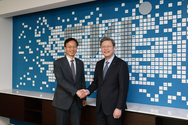 김창범 한국경제인협회 부회장(오른쪽)이 12일 FKI타워 한국경제인협회를 방문한 김용선 지식재산처장과 악수하고 있다(사진 = 한경협)