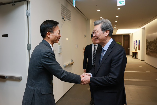 김창범 한국경제인협회 부회장(오른쪽)이 12일 FKI타워 한국경제인협회를 방문한 김용선 지식재산처장과 악수하고 있다(사진 = 한경협)