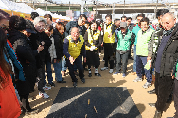 양천구, '2026 정월대보름 민속축제'에서 윷놀이를 즐기고 있는 구민들