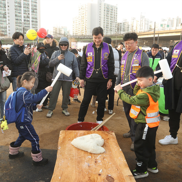 양천구, '2026 정월대보름 민속축제'에서 떡메치기 체험 중인 어린이들
