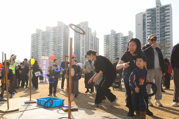 양천구, '2026 정월대보름 민속축제'에서 원반 고리 던지기를 하며 즐거워하고 있는 구민들