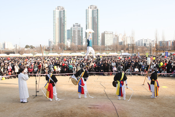 양천구, '2026 정월대보름 민속축제'에서 외줄타기 공연을 구경 중인 구민들