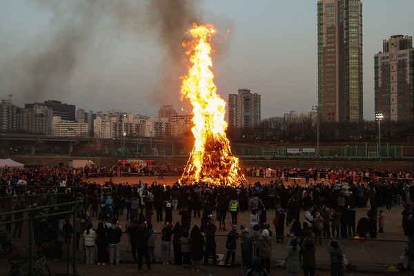 양천구, '2026 정월대보름 민속축제'에서 달집을 태우며 건강과 행복을 기원하고 있는 모습