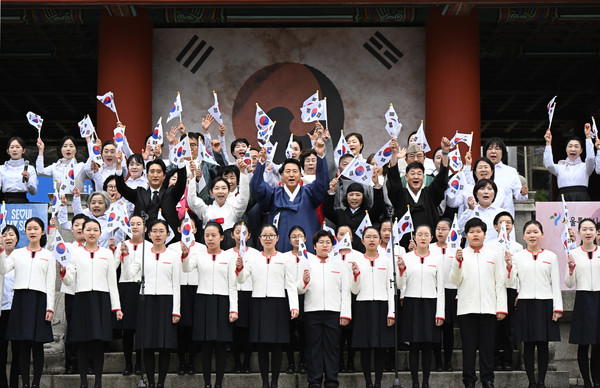 오세훈 서울시장이 1일(일) 보신각 일대에서 열린 제107주년 3.1절 기념 타종행사에서 참석자들과 3.1절 노래를 합창하고 있다