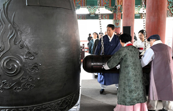 오세훈 서울시장이 1일(일) 보신각 일대에서 열린 제107주년 3.1절 기념 타종행사에서 타종하고 있다