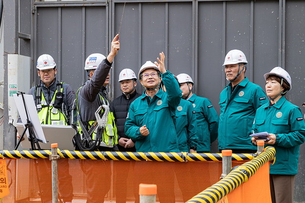 해빙기 대비 안전점검을 실시하고 있는 영등포구청