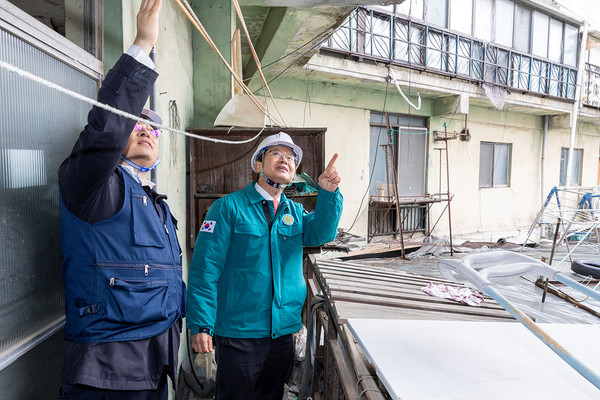 해빙기 대비 안전점검을 실시하고 있는 최호권 영등포구청장