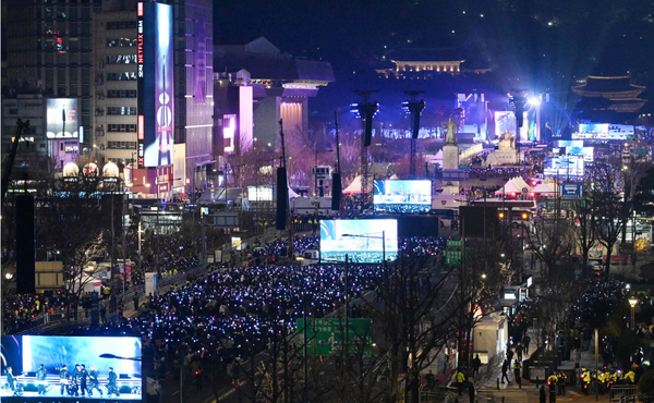 그룹 방탄소년단(BTS)의 컴백 라이브 아리랑 광화문 공연일인 21일 서울 종로구 광화문광장에 마련된 무대(사진 = 공동취재단)
