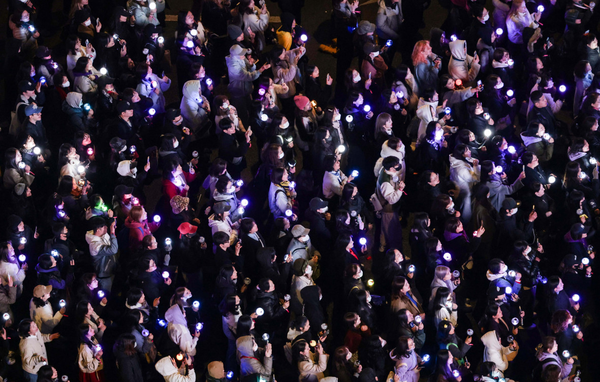 그룹 방탄소년단(BTS)의 컴백 라이브 아리랑 광화문 공연일인 21일 서울 종로구 광화문광장에 마련된 무대를 찾은 팬들(사진 = 공동취재단)