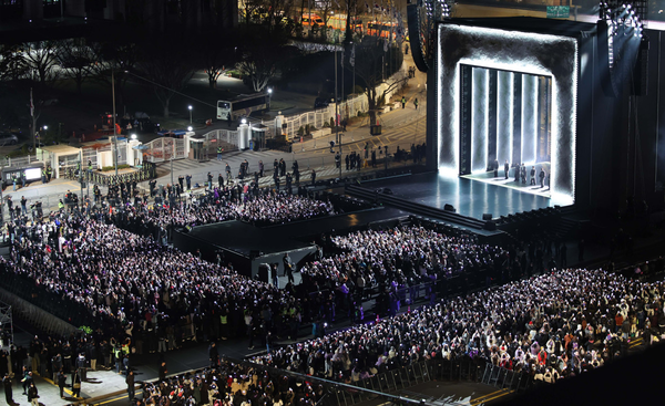 그룹 방탄소년단(BTS)이 정규 5집 '아리랑'(ARIRANG) 발매를 기념해 열린 무료 공연 'BTS 컴백 라이브: 아리랑'이 21일 서울 광화문 광장에서 펼쳐졌다(사진 = 공동취재단)