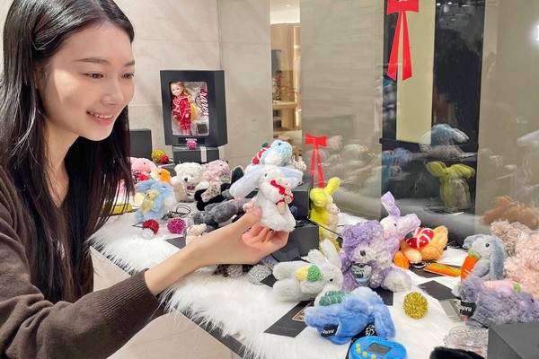 서울 갤러리아명품관에서 모델이 '레어타입' 키링을 소개하는 모습