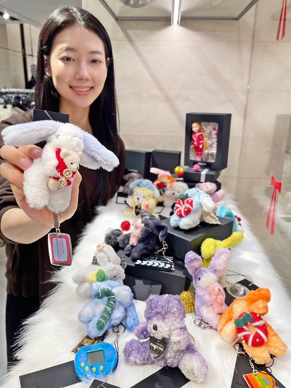 서울 갤러리아명품관에서 모델이 '레어타입' 키링을 소개하는 모습