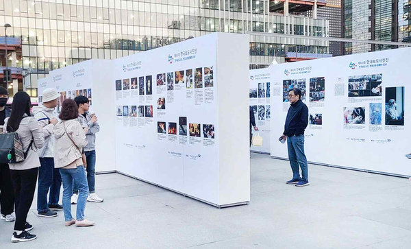 한국사진기자협회 사진기자들이 2025년 한 해 동안 취재하고 보도한 사진 중 엄선한 수상작이 오는 4월 6일부터 12일까지 광화문광장 놀이마당에 전시된다.