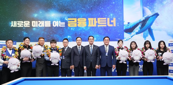 Sh수협은행이 25일 'Sh수협은행 서울오픈 3쿠션 당구대회' 시상식을 진행했다고 밝혔다. 사진은 서울특별시당구연맹 유진희 회장(가운데 왼쪽부터), 수협은행 신학기 은행장, 수협중앙회 노동진 회장, 서울특별시당구연맹 이병진 상임고문이 시상자들과 기념촬영을 하는 모습(사진 = Sh수협은행)