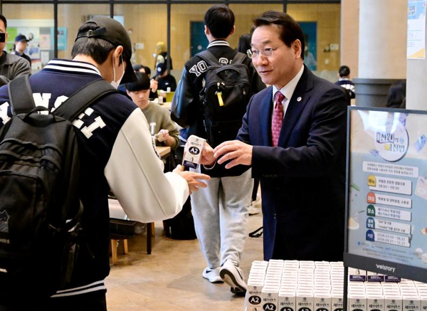 유정복 인천광역시장이 26일 연수구 연세대학교 국제캠퍼스에서 인천형 천원의 아침밥 사업 현장을 점검하고 우유를 배식하고 있다(사진 = 인천시)