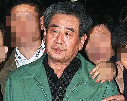 '고문기술자' 이근안이 1999년 10월 28일 수원지검 성남지청에서 서울지검으로 압송되고 있다