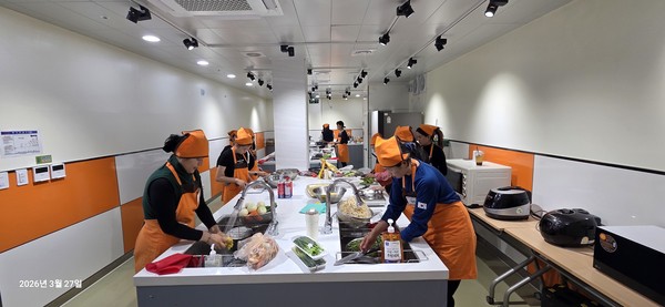 나주시가족센터는 결혼이민자 세계음식 나눔봉사단 '사랑의 밥상' 활동을 본격 운영한다(사진 = 나주시가족센터)