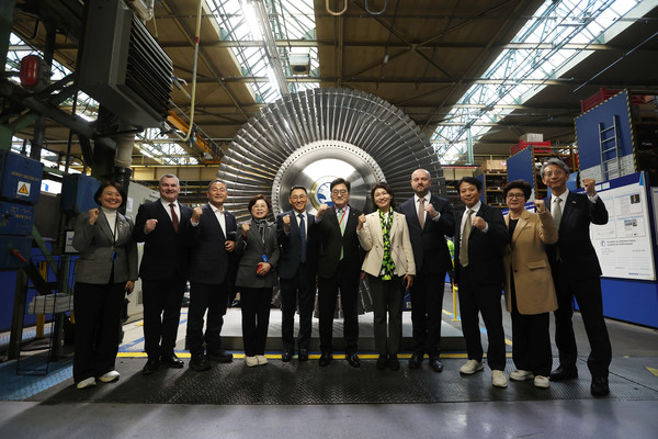 우원식 국회의장과 방문 의원단, 두산 스코다파워 관계자 등이 체코 서부 플젠 소재 '두산 스코다파워' 공장에서 원전용 터빈 앞에서 기념촬영을 하고 있다(사진 = 국회)