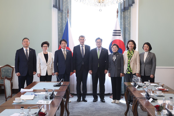 우원식 국회의장과 안드레이 바비쉬 체코 총리, 더불어민주당 김원이·이강일·박지혜 의원, 국민의힘 김정재·강선영 의원, 조국혁신당 강경숙 의원이 기념촬영을 하고 있다(사진 = 국회)