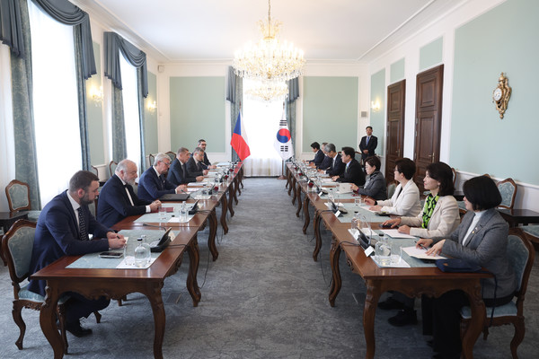 우원식 국회의장과 체코 바비쉬 총리와의 면담에는 더불어민주당 김원이·이강일·박지혜 의원, 국민의힘 김정재·강선영 의원, 조국혁신당 강경숙 의원, 홍영기 체코 대사, 카렐 하블리첵 제1부총리 겸 산업통상부 장관, 툰데 바르타 총리실 비서실장, 하이넥 크모니첵 국가안보보좌관, 마틴 보디츠카 총리실 공보실장, 단 마첵 총리실 대외정책 담당관이 참석했다(사진 = 국회)