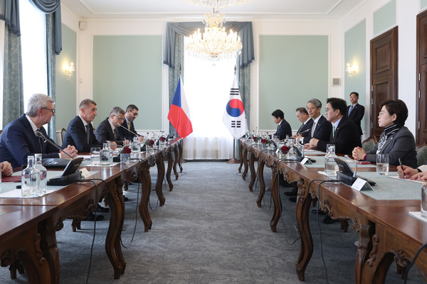 우원식 국회의장과 체코 바비쉬 총리와의 면담에는 더불어민주당 김원이·이강일·박지혜 의원, 국민의힘 김정재·강선영 의원, 조국혁신당 강경숙 의원, 홍영기 체코 대사, 카렐 하블리첵 제1부총리 겸 산업통상부 장관, 툰데 바르타 총리실 비서실장, 하이넥 크모니첵 국가안보보좌관, 마틴 보디츠카 총리실 공보실장, 단 마첵 총리실 대외정책 담당관이 참석했다(사진 = 국회)