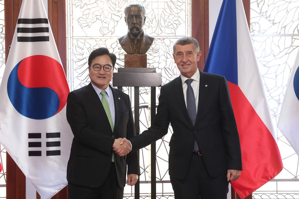 우원식 국회의장이 안드레이 바비쉬 체코 총리를 만나 악수하고 있다(사진 = 국회)