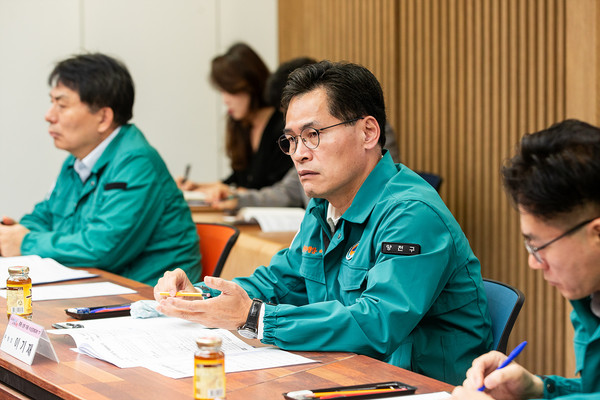 30일 열린 '중동상황관련 비상경제대책회의'에서 추진 상황을 경청하고 있는 이기재 양천구청장(가운데)