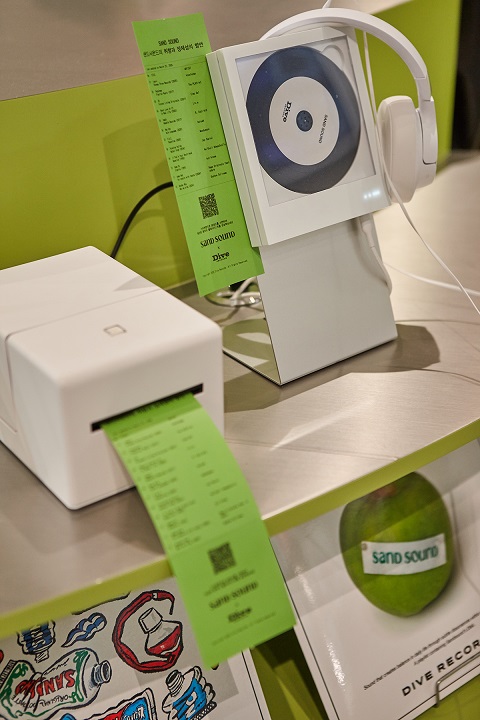 삼성물산 캐주얼 브랜드 샌드사운드는 내달 28일까지 서울 성동구 스테이지35 성수에서 '디깅 클럽' 주제로 2026년 봄·여름 시즌 컬렉션 팝업 스토어를 운영한다(사진 = 삼성물산)