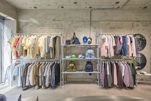 삼성물산 캐주얼 브랜드 샌드사운드는 내달 28일까지 서울 성동구 스테이지35 성수에서 '디깅 클럽' 주제로 2026년 봄·여름 시즌 컬렉션 팝업 스토어를 운영한다(사진 = 삼성물산)