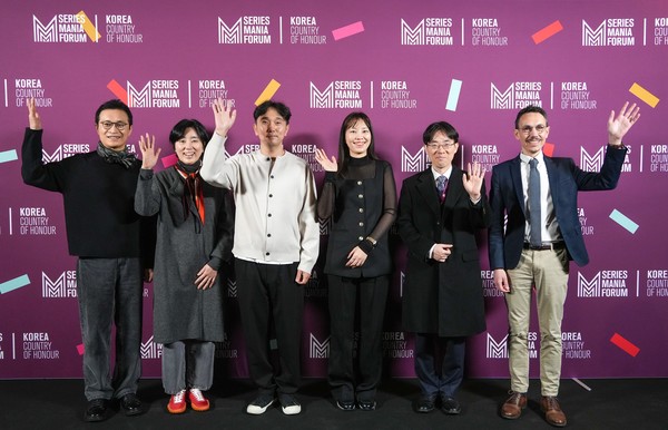 시리즈 마니아 2026 주빈국 특별 세션 현장. 왼쪽부터 유현석 콘진원 원장직무대행, 권미경 스튜디오N 대표, 이동건 웹툰 작가, 이혜영 스튜디오드래곤 CP, 신석홍 주프랑스한국대사관 공사참사관, 프란체스코 카푸로 시리즈 마니아 포럼 총괄 디렉터(사진 = 한국콘텐츠진흥원)