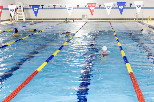 영등포구 신길 책마루 문화센터 수영장을 이용 중인 구민들