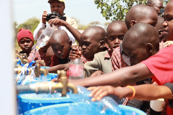 BBQ가 본사와 가맹점의 참여형 사회공헌활동인 '아이러브아프리카'를 통해 케냐에 태양광 시스템 수도를 설치해 케냐 주민 1만3475명에게 식수를 공급했다(사진 = BBQ)