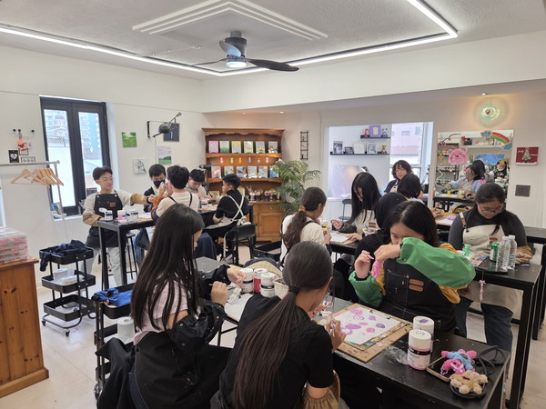 말레이시아 남쿠칭시 청소년 대표단이 전통 공예 체험을 하고 있다(사진 = 구로구)