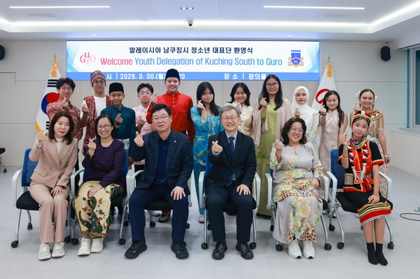 30일 구청 창의홀에서 열린 말레이시아 남쿠칭시 청소년 대표단 환영식에서 기념촬영을 하고 있다