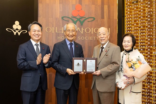  (왼쪽부터)신한금융그룹 진옥동 회장, 사랑의열매 윤여준 회장, 산케이그룹 유재근 회장, 유재근 회장 배우자 김정자 씨가 아너 소사이어티 인증패를 들고 기념촬영을 하고 있다(사진 = 사랑의열매)