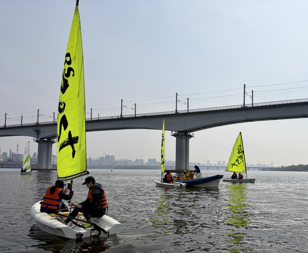 가족 요트교실 수업 현장(사진 = 영등포구)