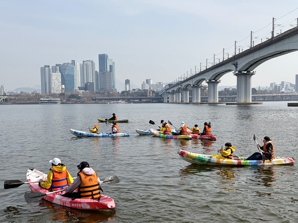가족 요트교실 수업 현장(사진 = 영등포구)