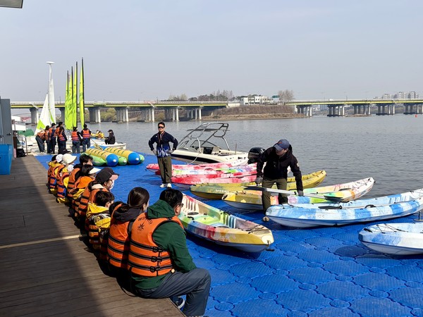가족 요트교실 수업 현장(사진 = 영등포구)