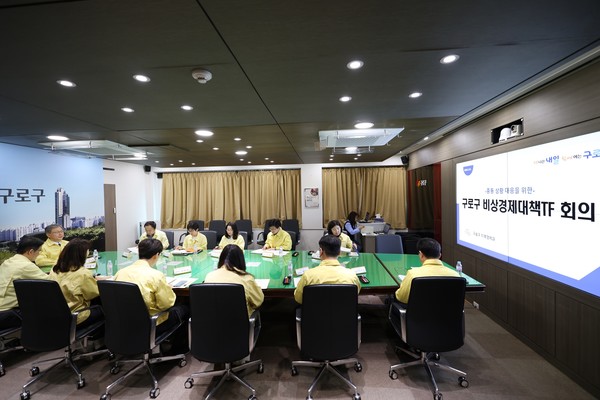 구로구가 31일 구청 르네상스홀에서 '비상경제대책 전담 조직(TF) 회의'를 열고 중동 정세 대응 방안을 논의하고 있다(사진 = 구로구)
