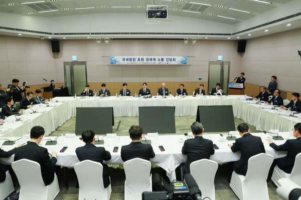 임광현 국세청장이 2일 FKI타워 컨퍼런스센터에서 열린 '국세청장 초청 경제계 소통 간담회'에 참석해 인사말을 하고 있다. 이번 간담회는 기업의 세무 부담 완화와 투자 활성화를 위한 세정 방향을 공유하고, 현장의 애로와 건의 사항을 청취하기 위해 마련되었다(사진 = 한경협)